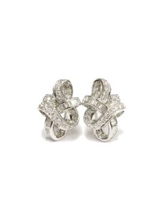 18 Karat White Gold 1.71 Carat Diamond Ribbon Style Earrings