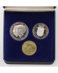 1980 Netherlands 2-proof coins 2.5 and 1 Gulden and medallion Case and Cert
